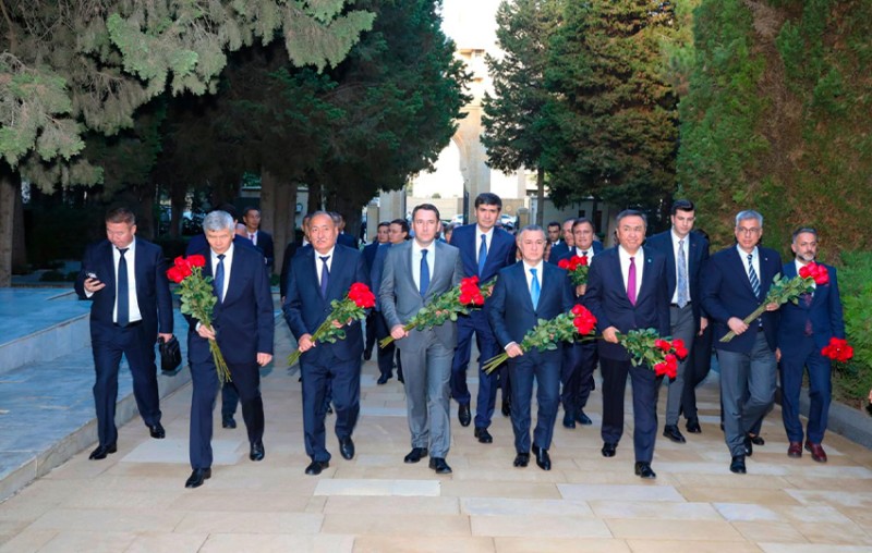 Heydər Əliyevin məzarı, Şəhidlər xiyabanı və “Türk şəhidliyi” abidəsi ziyarət edildi - FOTOLAR