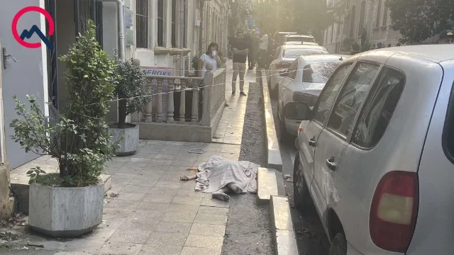 Bakıda gənc qız özünü binanın damından atdı