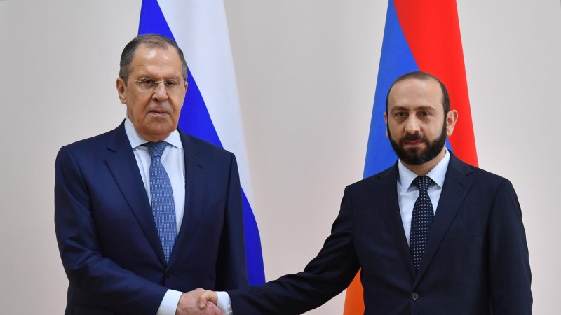 Lavrovla Mirzoyan arasında qəribə söhbət: Uşaqlar it kimi geyinirlər