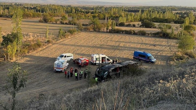 Sərnişin avtobusu aşdı: 21 yaralı