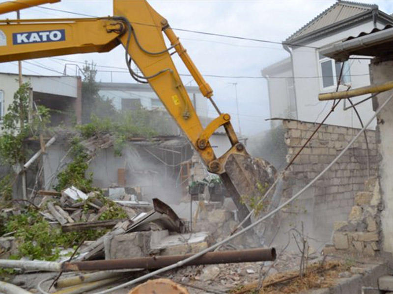 Bakıda daha bir küçədə qanunsuz tikili söküldü