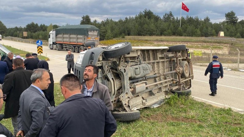 Tələbələri daşıyan avtobus yük maşını ilə toqquşdu: 13 nəfər yaralı