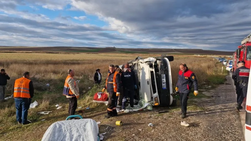 Mikroavtobus tankerlə toqquşdu: Ölən və yaralananlar var