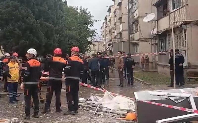 Partlayış olan binanın sakini: Əvvəl güclü ildırım çaxdı, sonra dəhşətli...