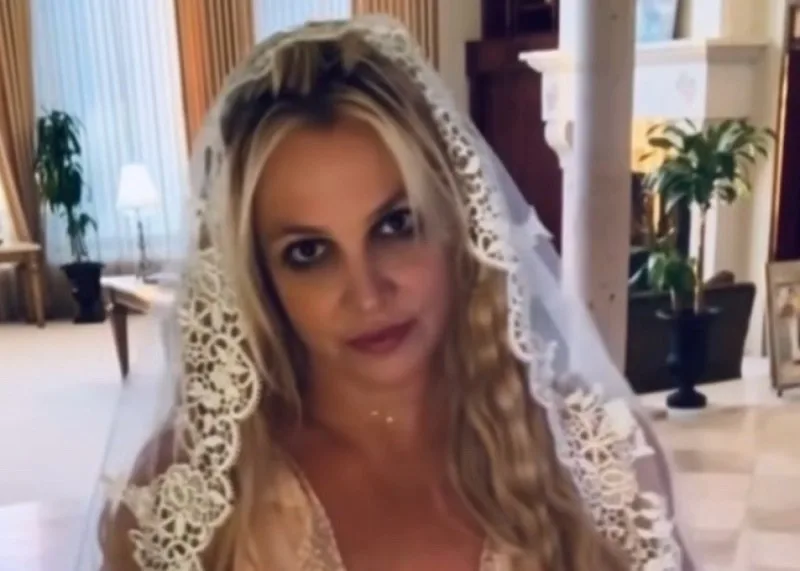 Britni özü ilə evləndi