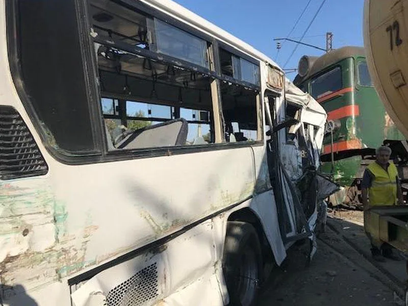 Bakıda mikroavtobus qatara çırpıldı, xəsarət alan var - YENİLƏNİB