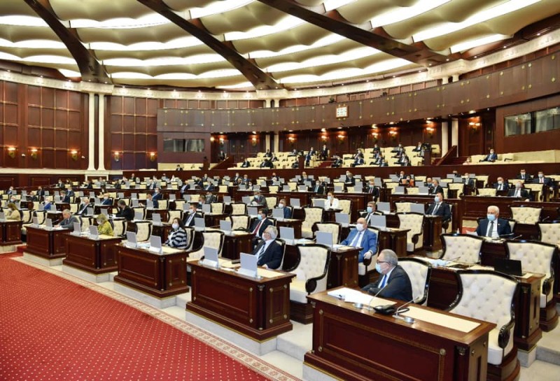 “Daşınar əmlakın yüklülüyü haqqında” qanuna edilən dəyişiklik qəbul edildi