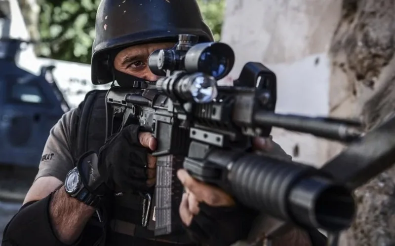 Türkiyədə polislərlə terrorçular arasında atışma