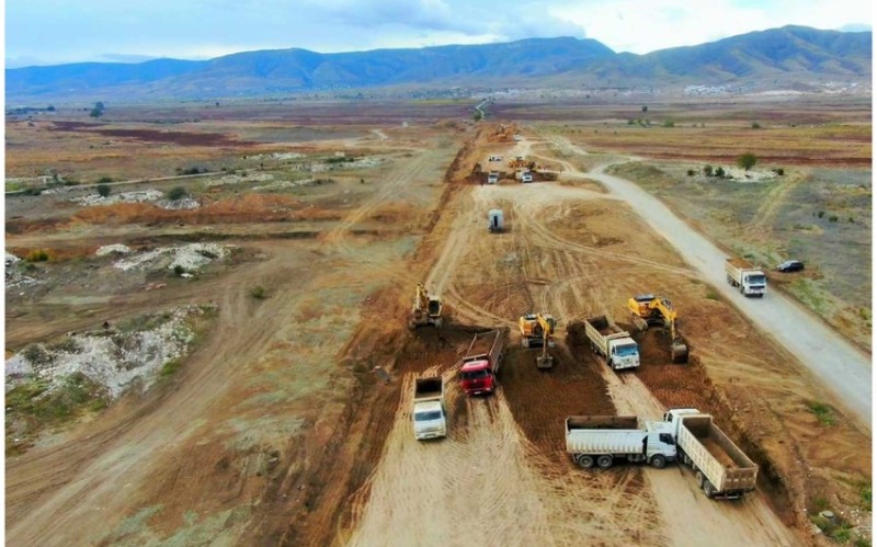 Ağdam şəhərində daxili yolların tikintisi sürətlə icra olunur