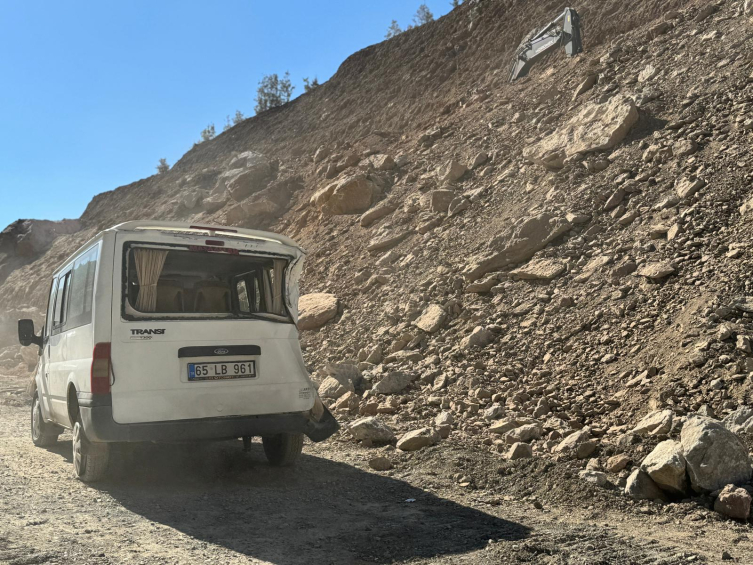 Avtobusun üzərinə qaya parçaları düşdü