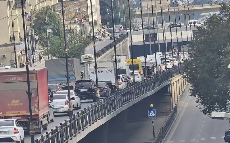 Bakıda yol qəzası - sıxlıq yarandı