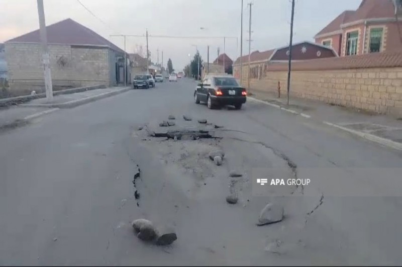 Gəncədə yeni çəkilən asfalt yol çöküb - FOTO - YENİLƏNİB
