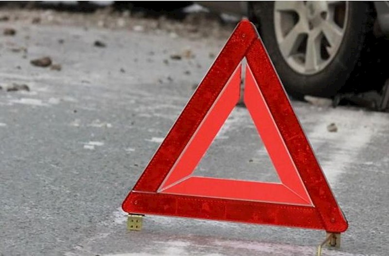 Yolu keçən piyadanı avtomobil vurdu