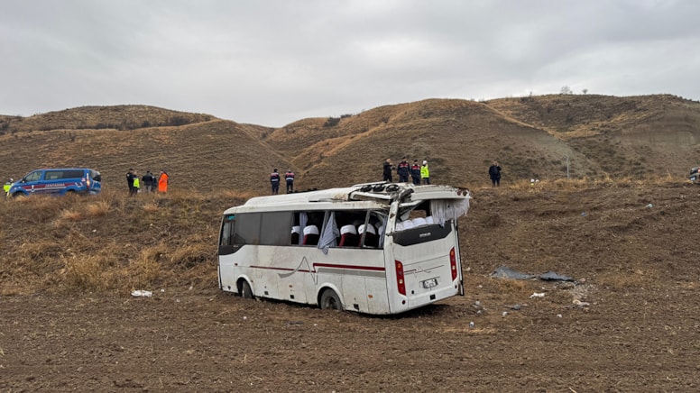 Dəfn mərasiminə gedənlər qəzaya düşdü: 29 yaralı