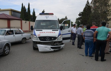 Gəncədə təcili tibbi yardım maşını qəza törətdi: ölən var 