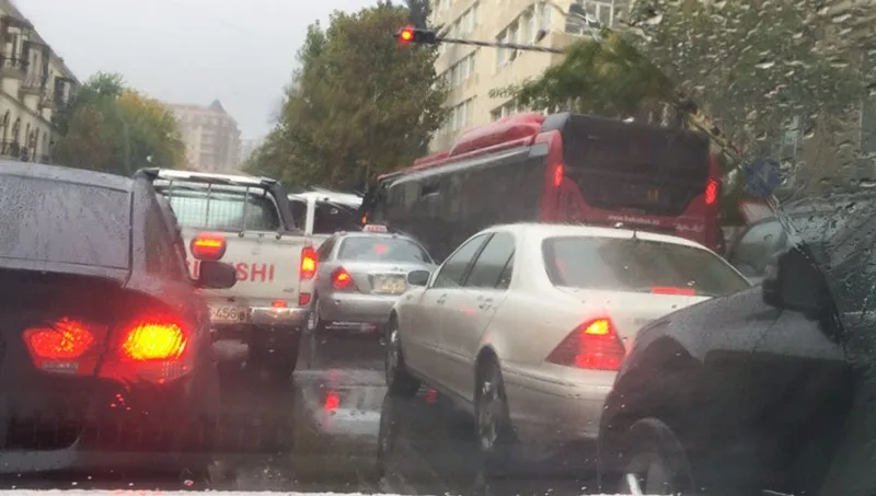 Bakının 18 yolunda tıxac var - SİYAHI