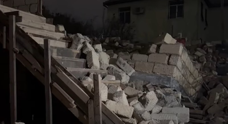 Tikinti apararkən başlarına uçan evin - GÖRÜNTÜSÜ