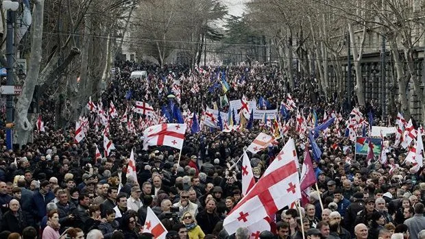 Qərbin Gürcüstanda "rəngli inqilab" arzusu