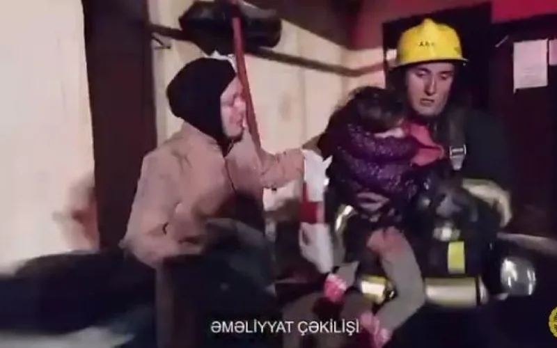 Xırdalanda binada yanğın: 23 nəfər təxliyə olundu - VİDEO