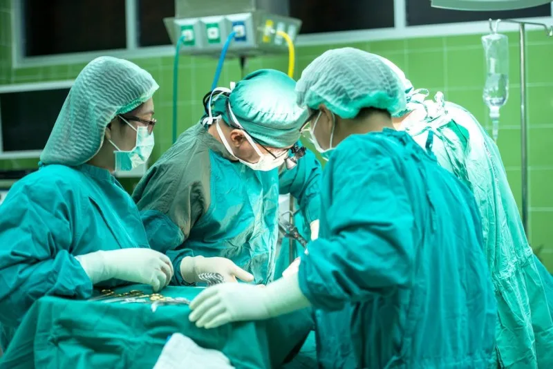 Bakıda qadın sinə əməliyyatından narazı qaldı - Klinikanı CƏRİMƏ etdirdi