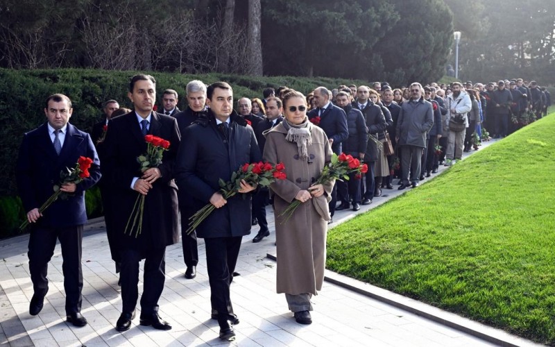 Mədəniyyət Nazirliyinin kollektivi Fəxri Xiyabanda - FOTOLAR