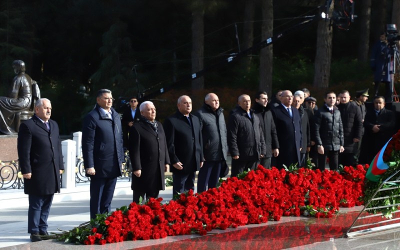 “AzərEnerji” və “Azərişıq” kollektivləri Ulu Öndərin məzarını ziyarət ediblər - FOTO