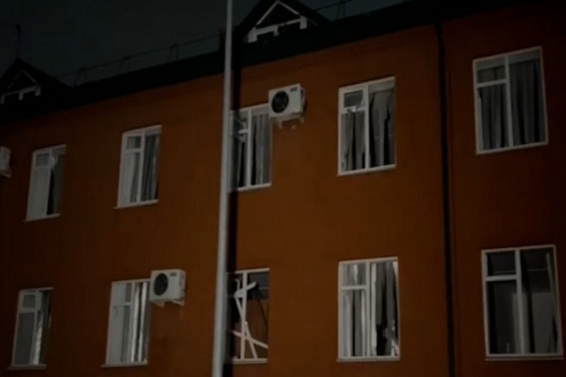Xüsusi təyinatlı polis alayının kazarması hücuma məruz qaldı - 4 polis...