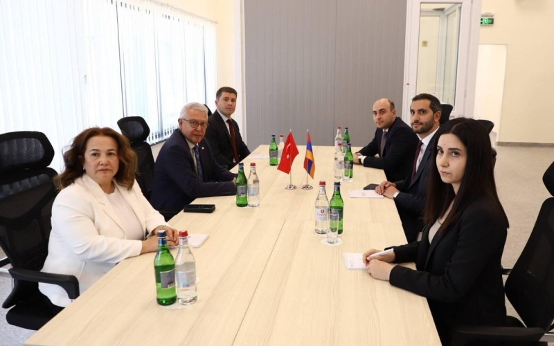 Türkiyə və Ermənistan nümayəndələri sərhəddə görüşdülər