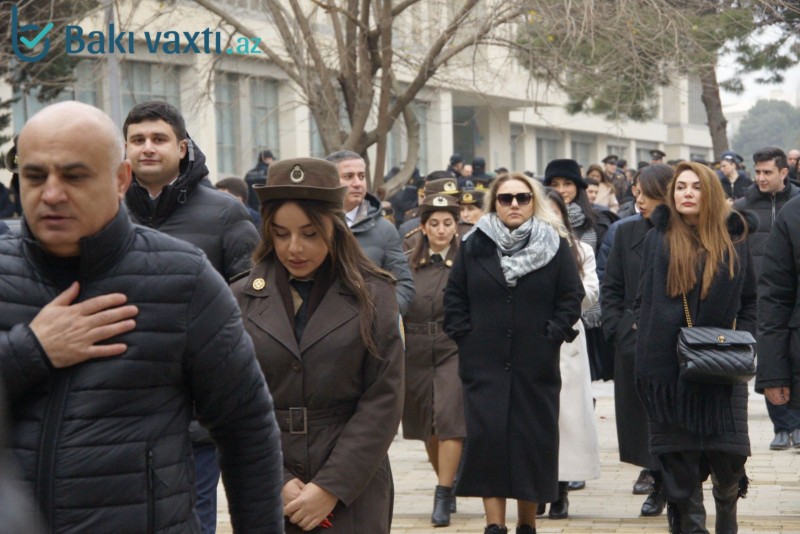 Azərbaycan xalqı Ümummilli Lideri anır - FOTOREPORTAJ