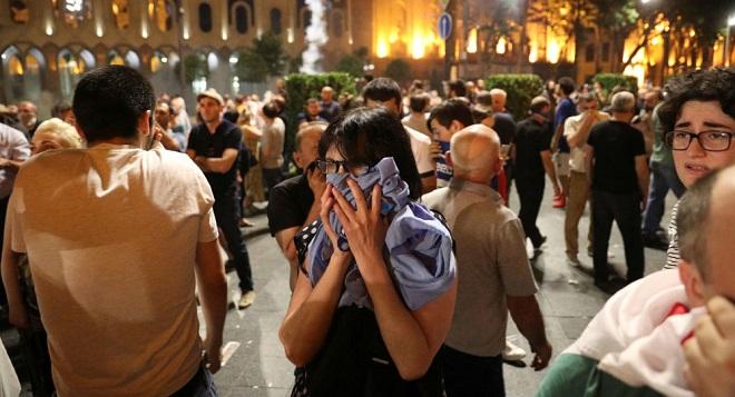 Tiflisdə aksiya davam edir: parlament binası önündə izdiham