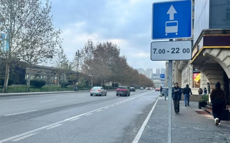 Bakıda avtobus zolağının qüvvədə olma vaxtını bildirən yol nişanları quraşdırılır