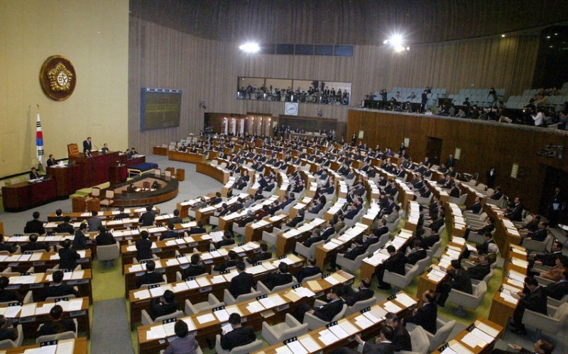 Seulda parlament binasında yanğın: 480 nəfər təxliyə edilib