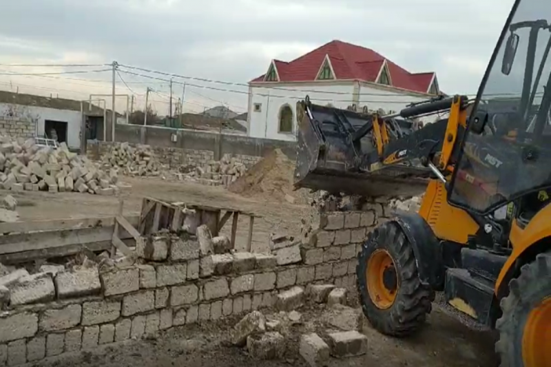 Daha bir qanunsuz tikili söküldü - VİDEO