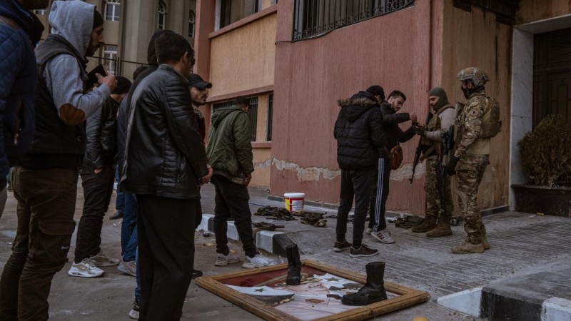 Suriyada rejim ünsürləri silahlarını təhvil verməkdə DAVAM EDİR