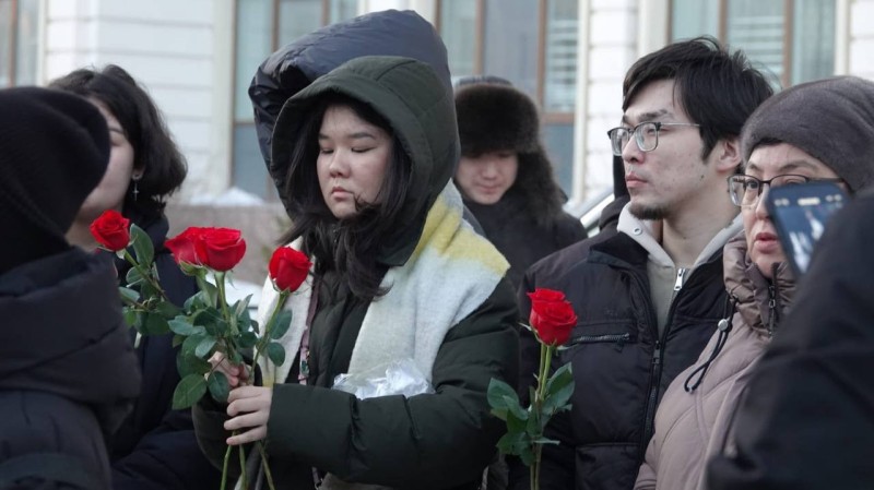 Astana sakinləri Azərbaycan səfirliyinin önünə gül dəstələri gətirirlər - FOTOLAR