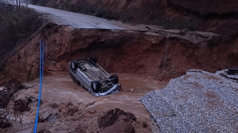 Torpaq sürüşməsi nəticəsində yol çökdü