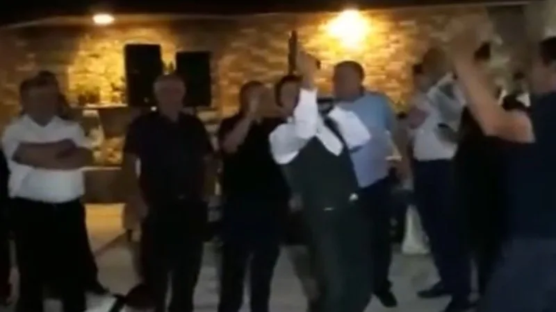 Məşhur müğənni tapançadan atəş aça-aça mahnı oxudu - VİDEO
