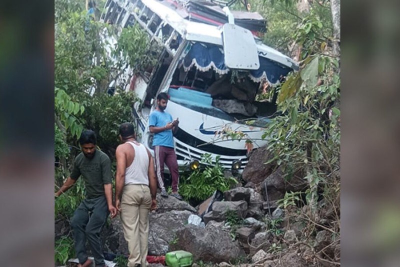 Avtobus dərəyə aşdı: 4 ölü, 32 yaralı