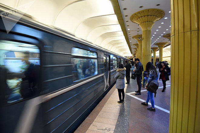 Bakı metrosunda qorxulu anlar: Sərnişin relslərin üstünə yıxıldı - YENİLƏNİB