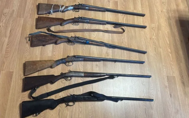 Qanunsuz saxlanılan silahlar polisə təhvil verildi