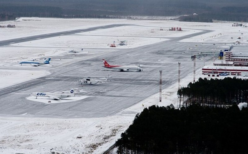 Surqut aeroportunda 10-dan çox reys gecikib