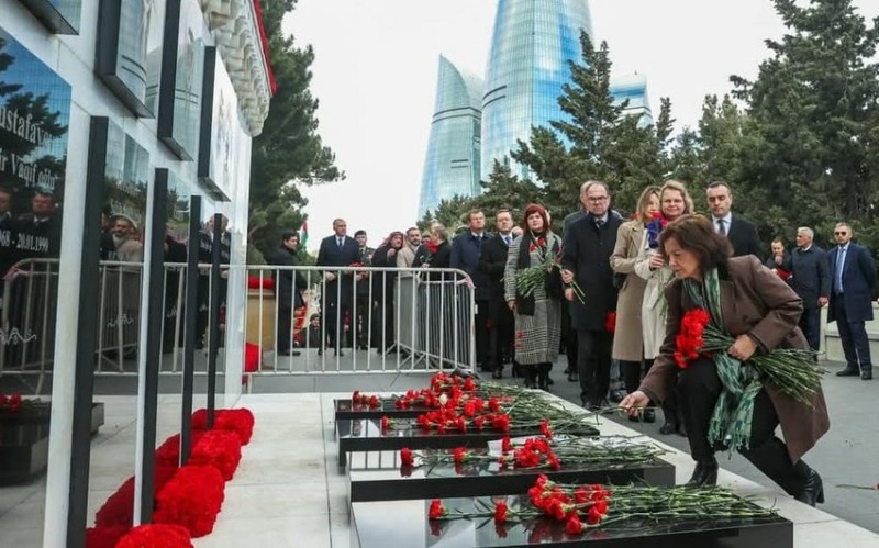 Fransa səfiri Şəhidlər xiyabanını ziyarət edib