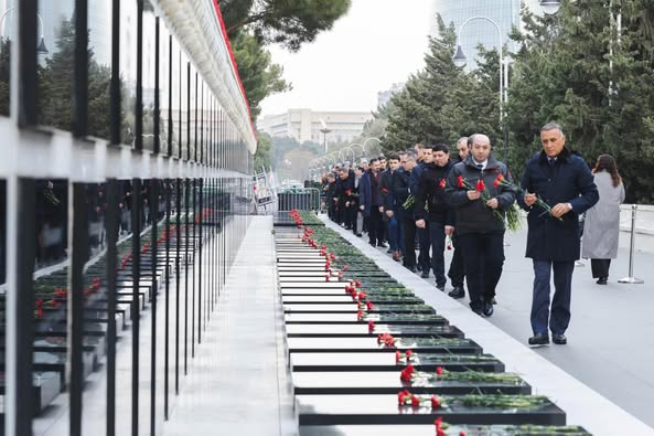 Veysəloğlunun rəhbərliyi Şəhidlər ziyabanını ziyarət etdi - FOTO