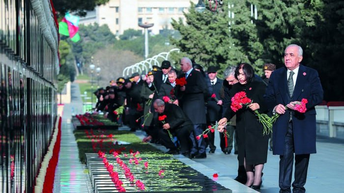 Əsədov, Qafarova və Nuriyev Şəhidlər xiyabanını ziyarət etdi