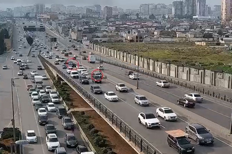 Bakıda baş verən iki qəza yollarda sıxlıq yaradıb