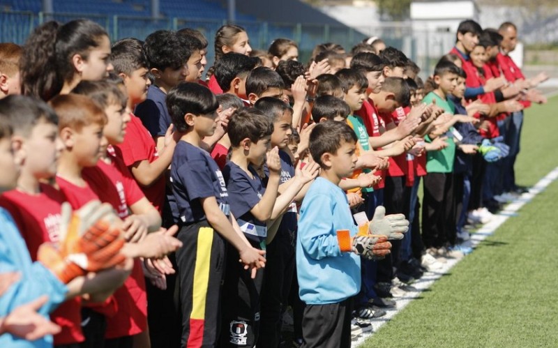 Minadan zərərçəkmiş 10 yaşlı Ağdam sakini Qarabağ - FCSB matçından öncə hakimlə birgə meydana çıxacaq