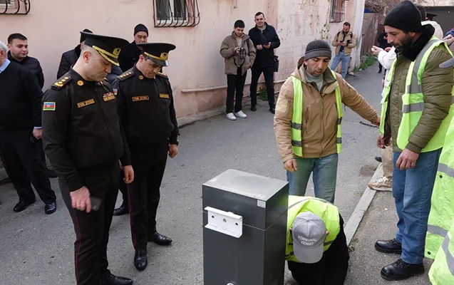 Yanğınsöndürənlərin yolunu kəsən dirəklər söküldü - FOTOLAR