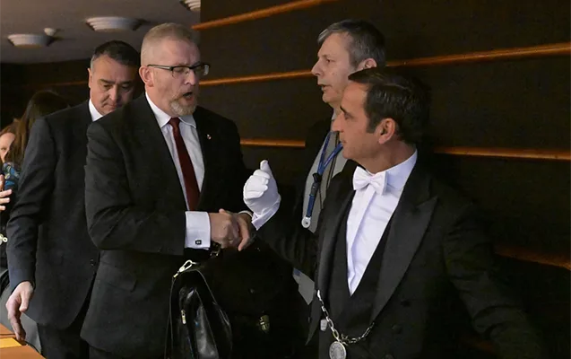 Avropa Parlamentinin iclasından qovuldu - VİDEO