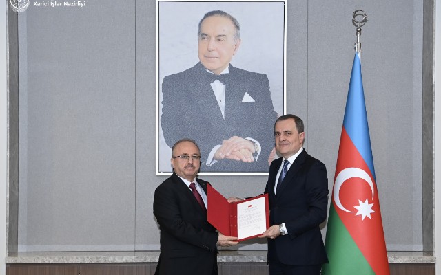 Birol Akgün etimadnaməsinin surətini Ceyhun Bayramova təqdim etdi - FOTOLAR