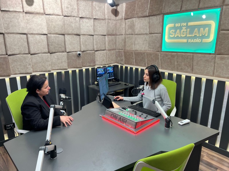 Uşaqlar oyunları böyüklərlə oynamalıdırlar, yoxsa uşaq ancaq uşaqla oynamalıdır? 
